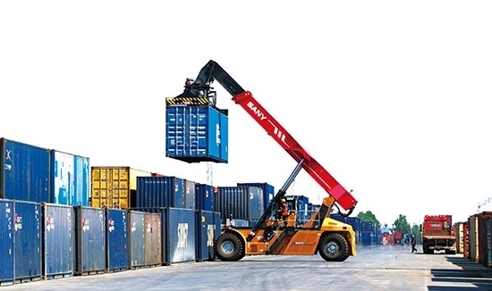 石家莊國際陸港內(nèi)整裝待發(fā)的集裝箱。 石家莊國際陸港供圖