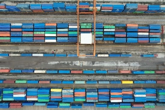 在廣州東部公鐵聯(lián)運(yùn)樞紐（增城西站），工作人員在進(jìn)行集裝箱轉(zhuǎn)運(yùn)工作。廣州交通投資集團(tuán)有限公司供圖