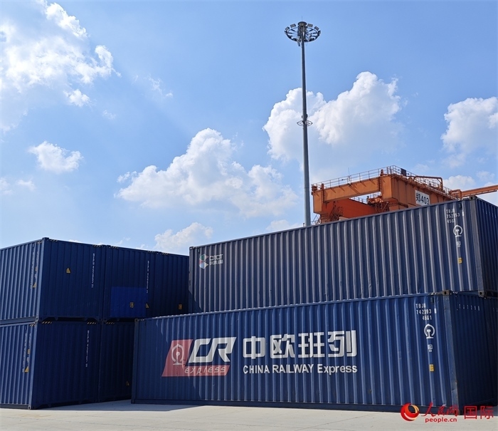 8月3日，中歐班列（中豫號(hào)）集裝箱在鄭州車站海關(guān)等候查驗(yàn)。人民網(wǎng) 崔譯戈攝