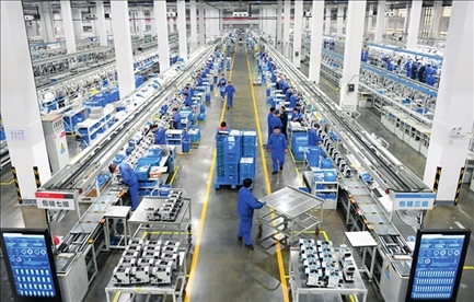 在位于浙江省臺州市的杰克科技股份有限公司，工作人員在裝配車間裝配縫紉機（2023年3月23日攝）。翁忻旸攝/本刊