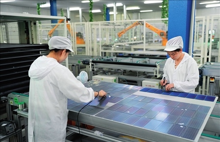 在浙江省臺州市黃巖區(qū)省級專精特新“小巨人”企業(yè)浙江公元新能源科技股份有限公司，工作人員生產(chǎn)太陽能電池組（2023年8月9日攝）。翁忻旸攝/本刊