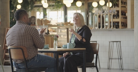 凱茜·瑪格與手語教學(xué)者交流。帕特里克·謝德-西蒙茲攝