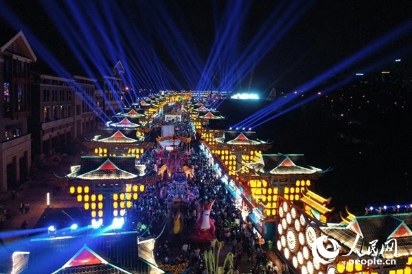 廣西南寧市良慶區(qū)的“南寧之夜”街區(qū)燈火璀璨。人民網(wǎng) 王勇攝