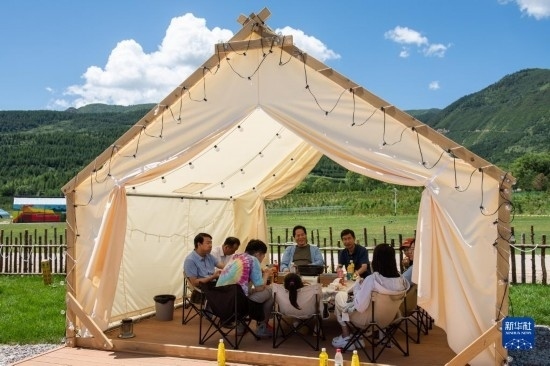 8月12日，游客在寧夏固原市涇源縣大灣鄉(xiāng)楊嶺村品嘗當(dāng)?shù)孛朗?。新華社記者 李旭倫 攝