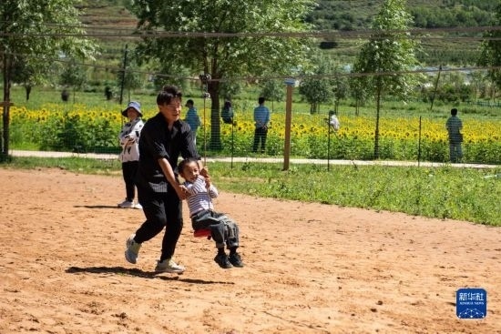 8月12日，游客在寧夏固原市涇源縣大灣鄉(xiāng)楊嶺村玩耍。新華社記者 李旭倫 攝
