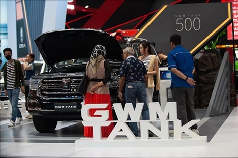 印尼消費(fèi)者參觀長(zhǎng)城汽車(chē)的展臺(tái)。趙猛 攝