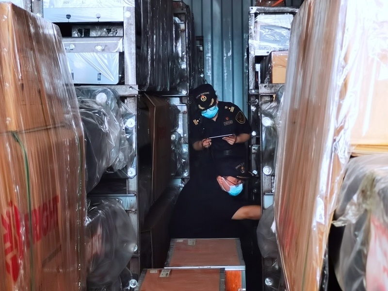 關(guān)員利用工業(yè)內(nèi)窺鏡在集裝箱內(nèi)進(jìn)行查驗(yàn)。人民網(wǎng)記者 栗翹楚攝