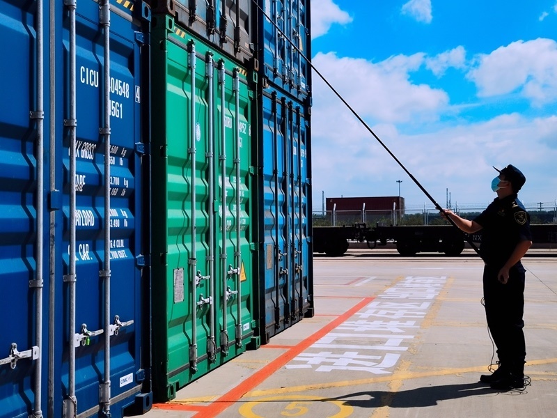 關(guān)員利用工業(yè)內(nèi)窺鏡檢查箱號(hào)、鎖號(hào)、封志情況。人民網(wǎng)記者 栗翹楚攝