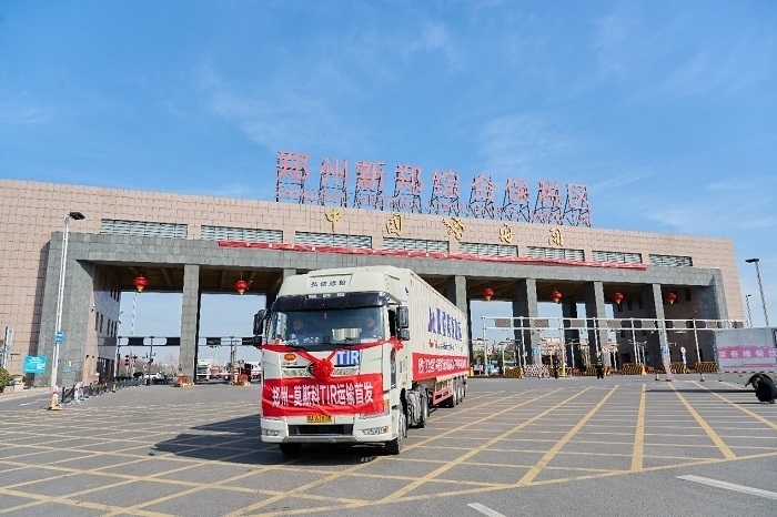 2023年2月20日，鄭州—莫斯科TIR運(yùn)輸首發(fā)車輛駛出鄭州新鄭綜合保稅區(qū)。新鄭海關(guān)供圖