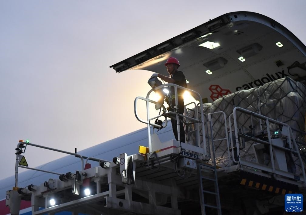 8月1日，工作人員在中國鄭州新鄭國際機場為一架盧森堡貨航貨機裝貨。新華社記者 李嘉南 攝