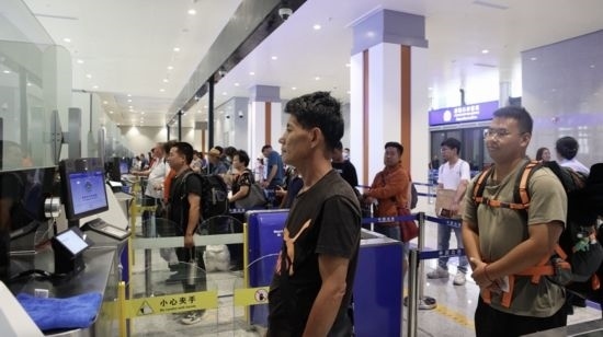 6月13日，乘坐中老鐵路國際旅客列車的旅客在磨憨邊檢大廳排隊候檢。李揚 攝