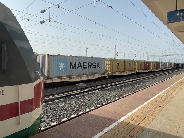 亞吉鐵路吉布提那噶德車站的貨運(yùn)車廂。人民網(wǎng)記者 趙艷紅攝