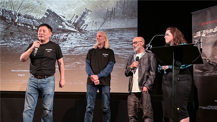 導(dǎo)演方勵(lì)以及團(tuán)隊(duì)成員分享體會(huì)。郭錦標(biāo)攝