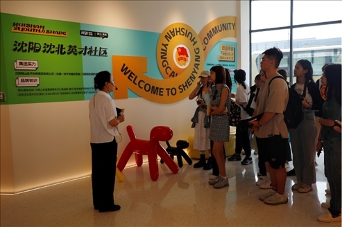 記者團(tuán)在輝山英才社區(qū)采訪。北京外國語大學(xué) 許青攝