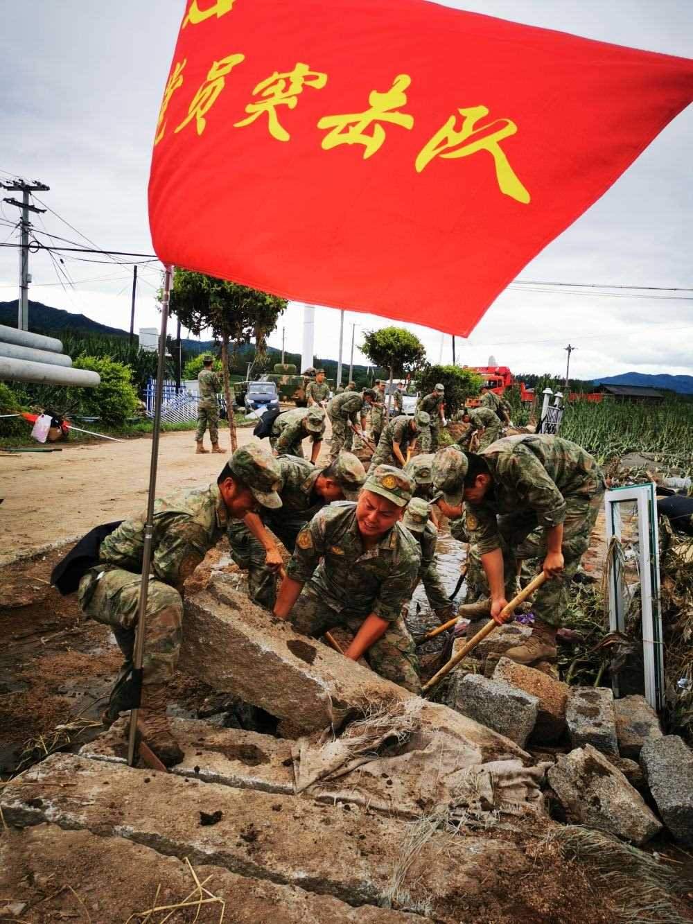 8月7日，陸軍第78集團軍某旅組織黨員突擊隊在吉林舒蘭市七里鄉(xiāng)清理路障。新華社發(fā)（劉洋 攝）