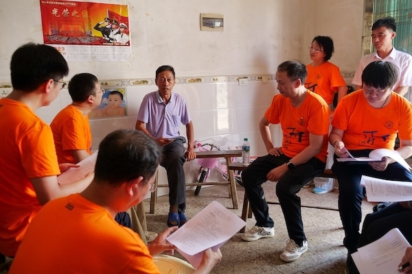 江西上饒“千村調(diào)查”分隊(duì)于余干縣上西源村入戶調(diào)查。校方供圖