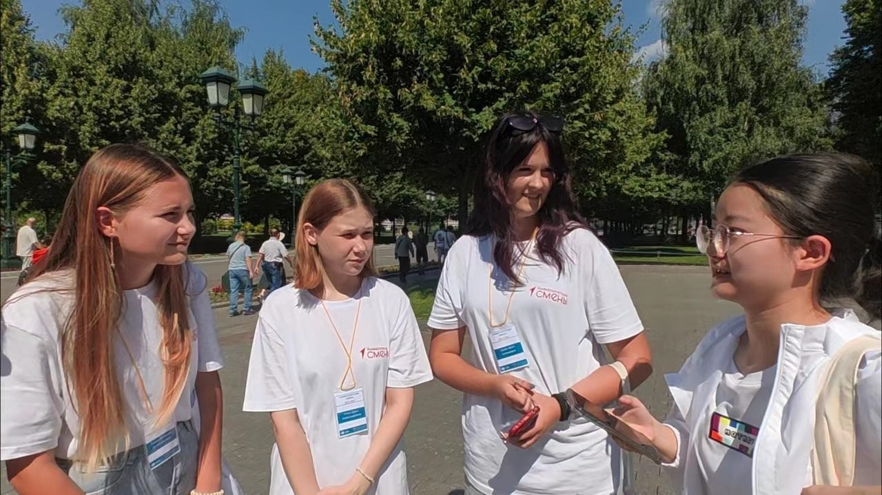 調(diào)研團在街頭采訪。北京外國語大學(xué)供圖