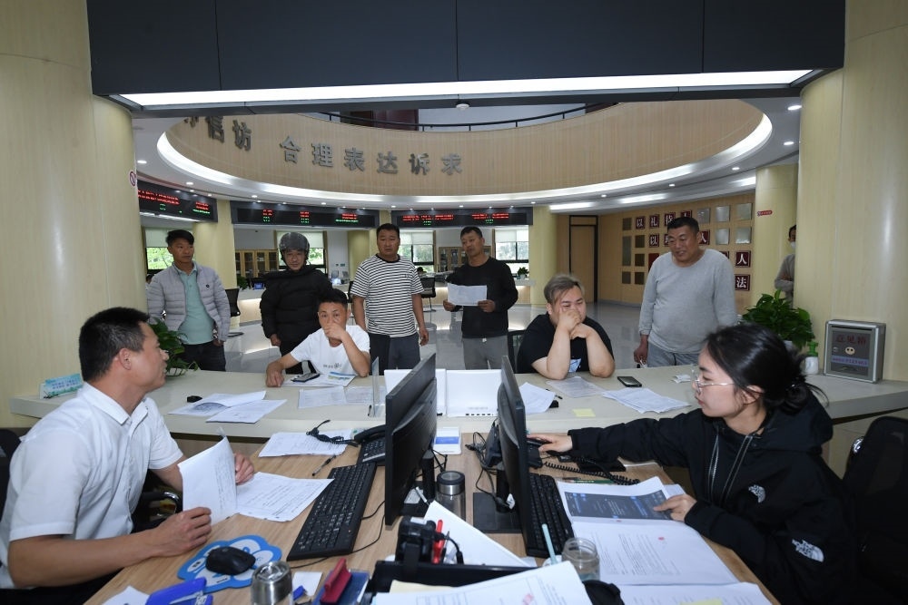 浙江省安吉縣社會(huì)治理中心工作人員在處理群眾信訪訴求（5月8日攝）。新華社記者 翁忻旸 攝