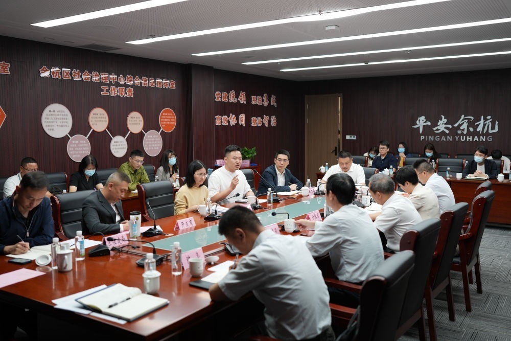 浙江省信訪局領(lǐng)導(dǎo)和相關(guān)領(lǐng)導(dǎo)組成的下訪團(tuán)在杭州市余杭區(qū)社會(huì)治理中心接受群眾上訪（5月25日攝）。新華社記者 翁忻旸 攝