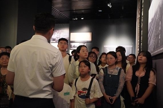 （講解員為記者團同學們講述歷史。北京舞蹈學院 全峻汐攝