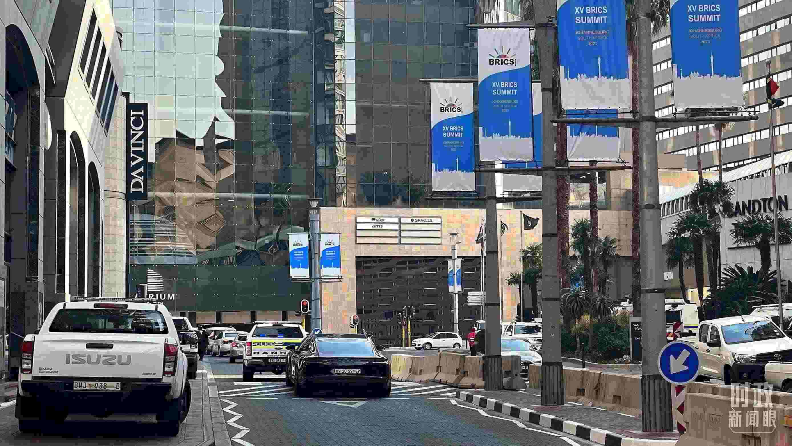 △約翰內(nèi)斯堡，街頭懸掛金磚峰會(huì)條幅。（總臺(tái)央視記者韓銳拍攝）