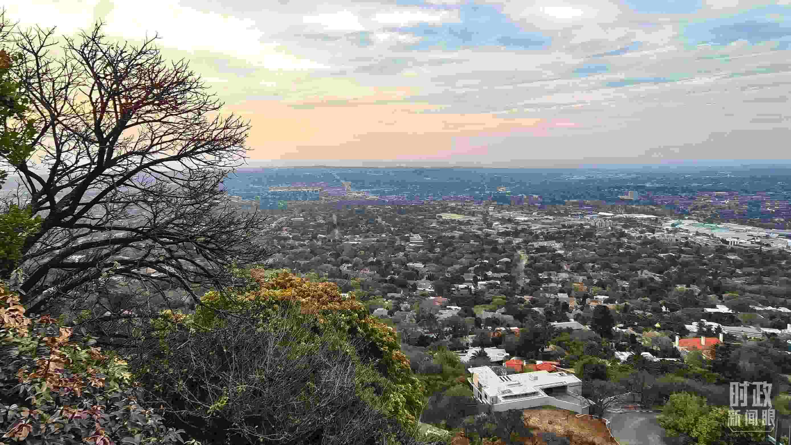 △ 俯瞰南非約翰內(nèi)斯堡。（總臺(tái)央視記者韓銳拍攝）