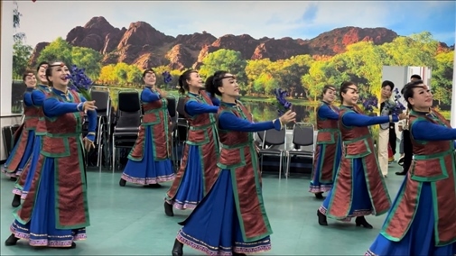 臨潢家園社區(qū)居民在烏蘭牧騎排練廳編排舞蹈。人民網(wǎng)記者 金洪花攝