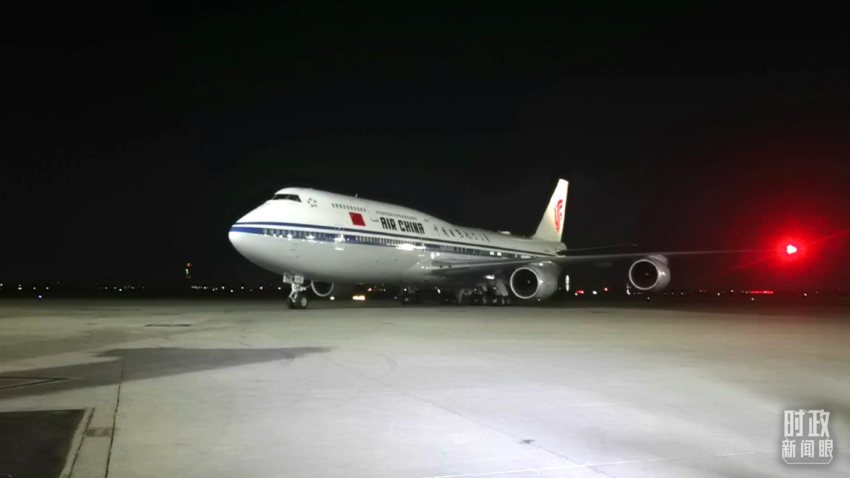 △這是習(xí)近平乘坐的專機(jī)。（總臺(tái)央視記者鐘銳拍攝）