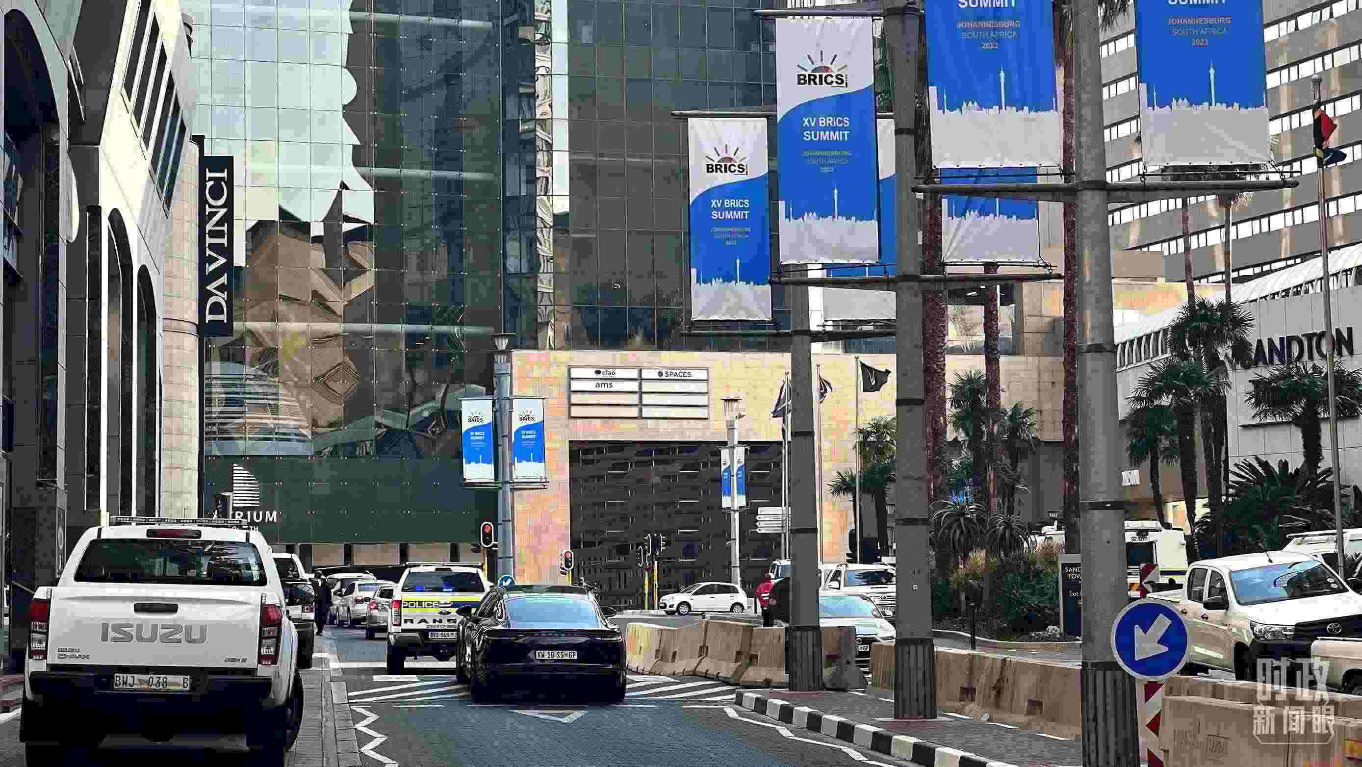 △約翰內(nèi)斯堡街頭的金磚元素。（總臺(tái)央視記者程鋮拍攝）