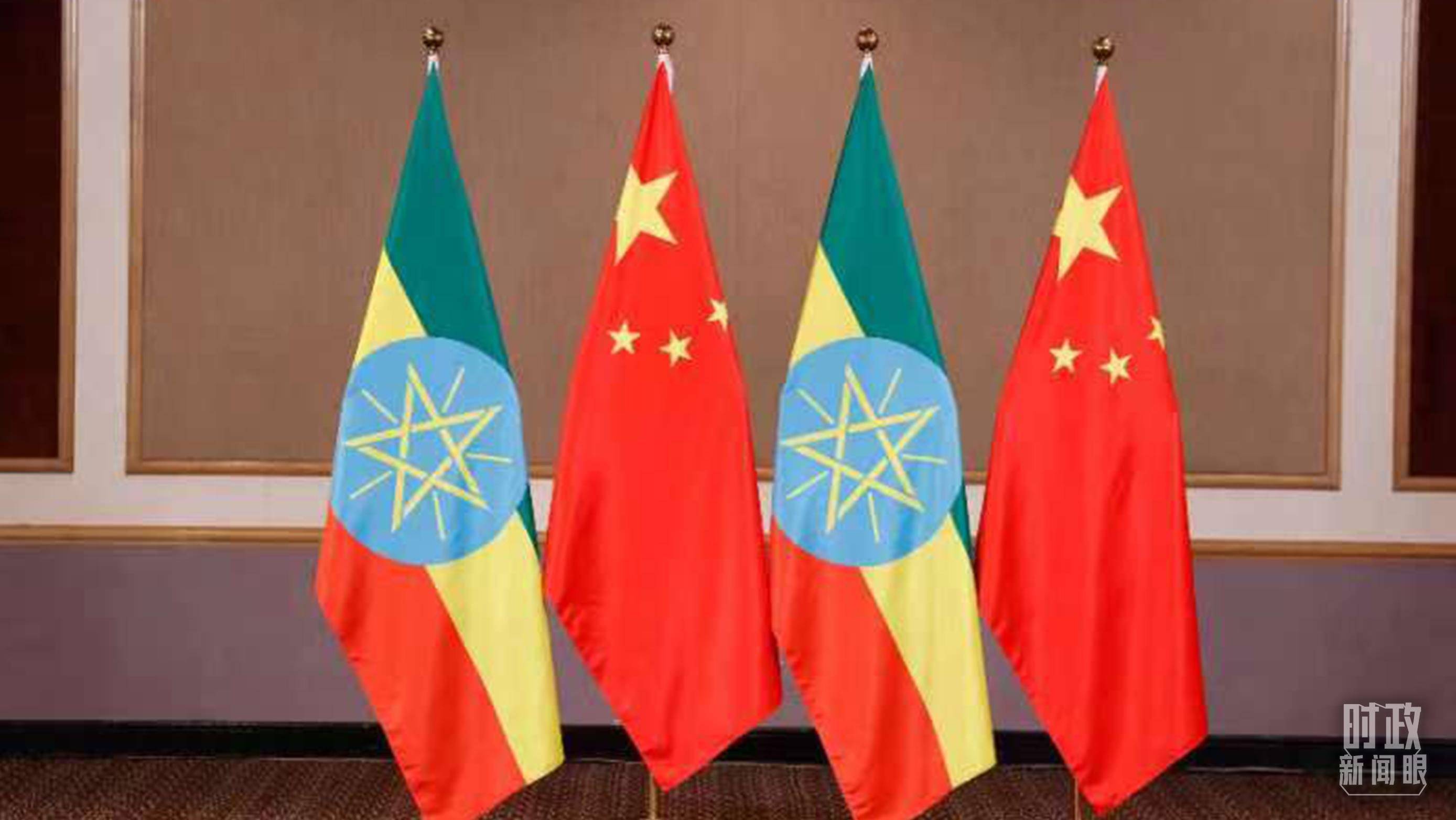 △會(huì)見現(xiàn)場(chǎng)的中國、埃塞兩國國旗。（總臺(tái)央視記者耿小龍拍攝）