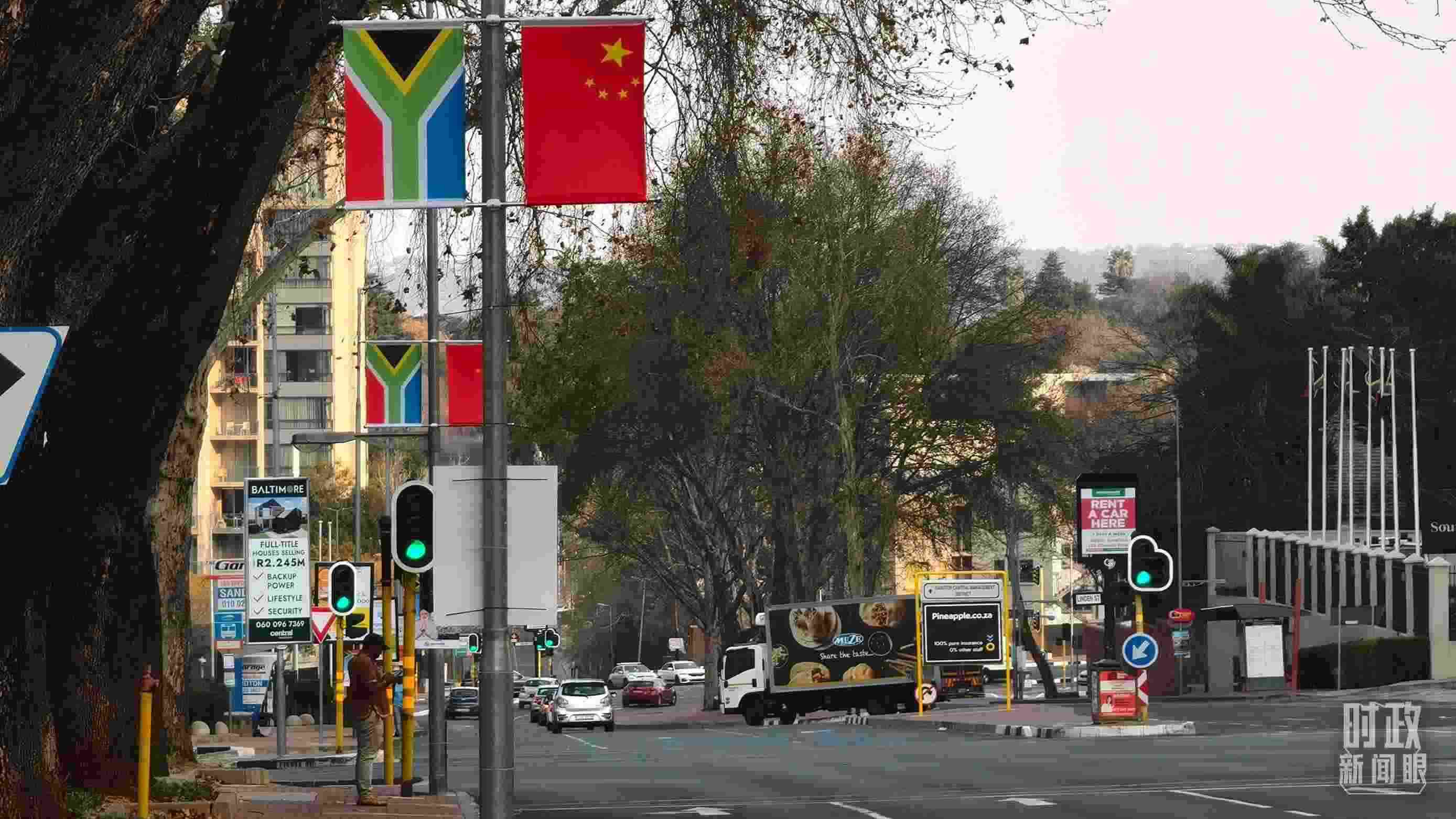 △約翰內(nèi)斯堡街道兩側(cè)懸掛的中國國旗。（總臺(tái)央視記者韓銳拍攝）