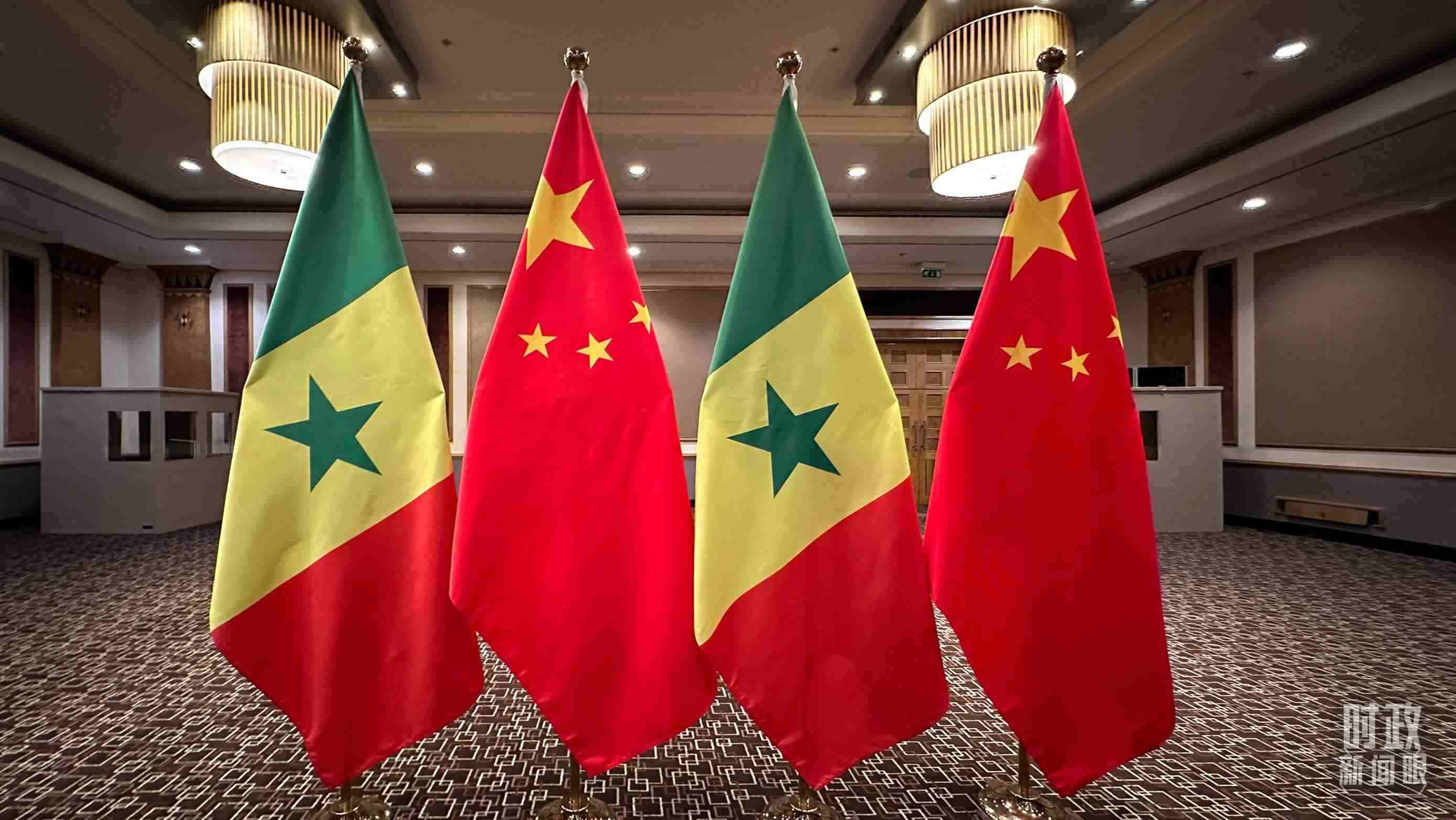 △會(huì)見現(xiàn)場(chǎng)的中塞兩國國旗。（總臺(tái)央視記者盧心雨拍攝）