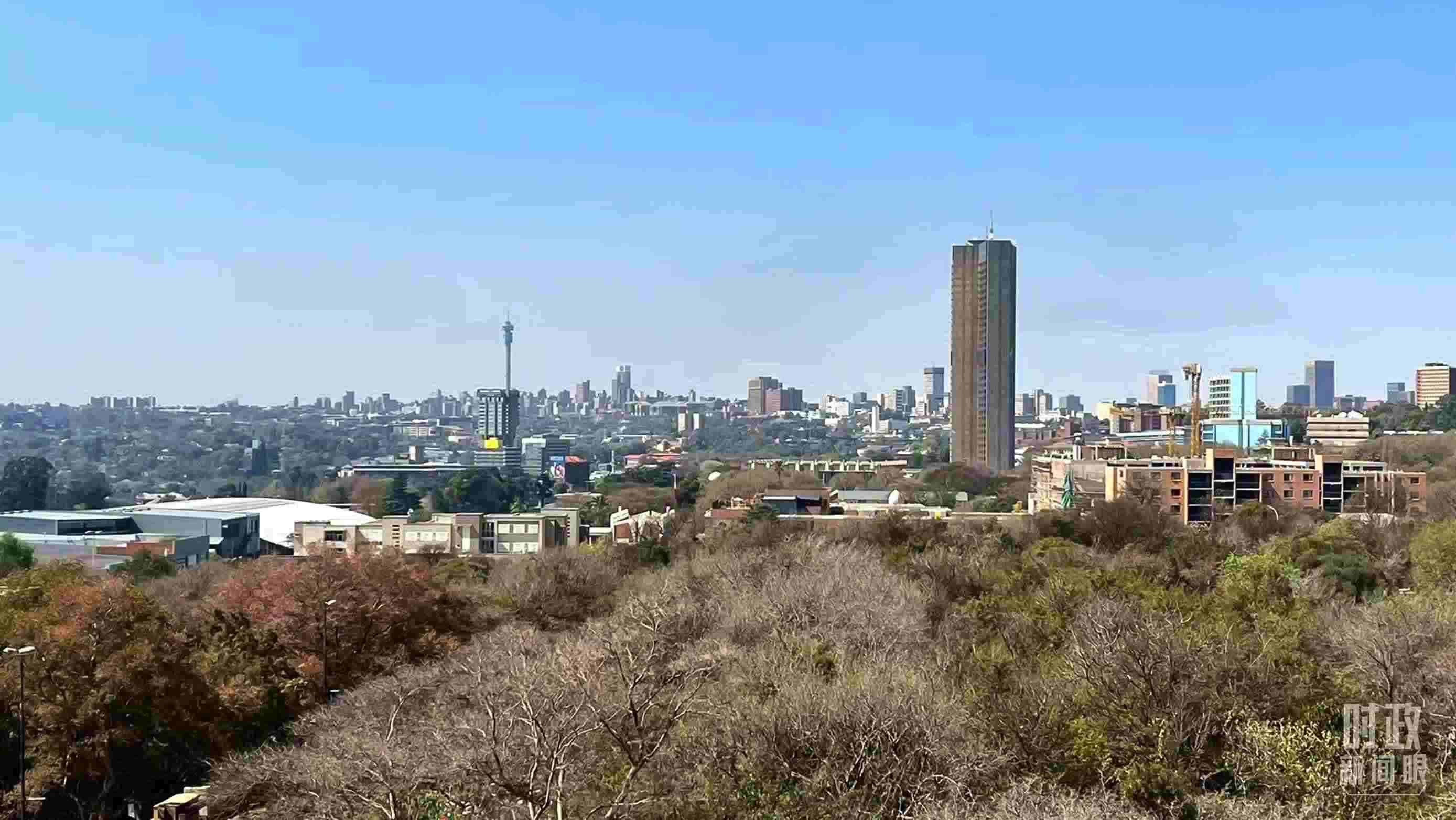 △約翰內(nèi)斯堡城市天際線。（總臺(tái)記者馬培敏拍攝）