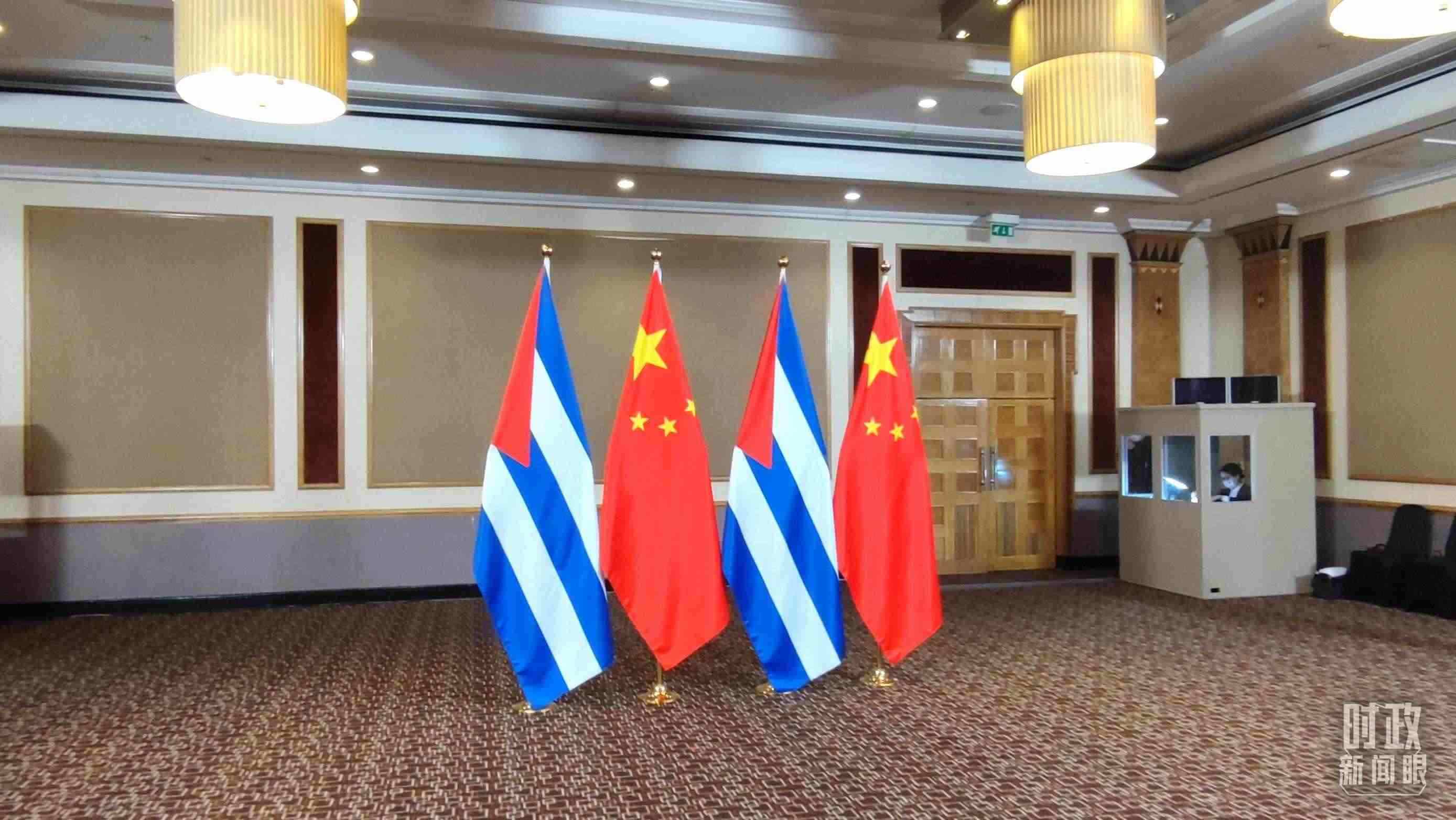 △會(huì)見現(xiàn)場(chǎng)的中古兩國國旗。（總臺(tái)央視記者耿小龍拍攝）