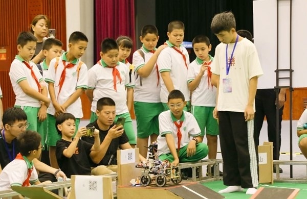 青少年學(xué)生現(xiàn)場觀看比賽。北京工商大學(xué)供圖