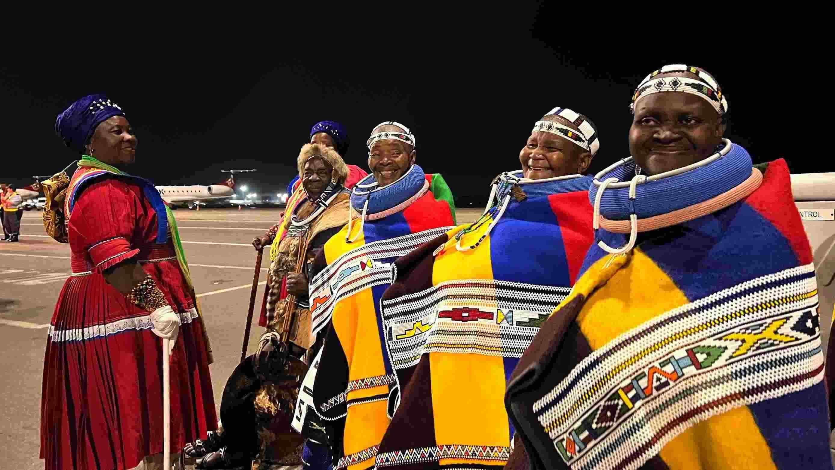 當?shù)貢r間2023年8月21日晚，習近平主席乘坐的專機抵達南非約翰內(nèi)斯堡坦博國際機場，這是身穿民族服飾迎接的當?shù)厝罕姟? width=