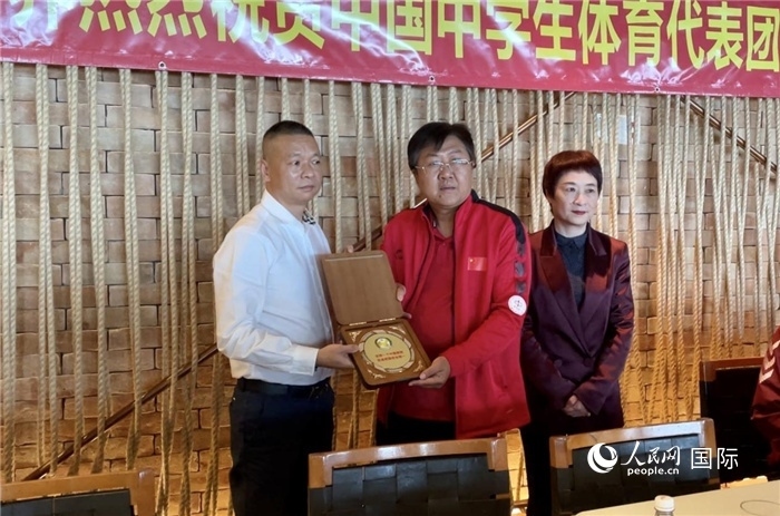 巴西中國和平統(tǒng)一促進(jìn)會(huì)會(huì)長王俊曉向中國中學(xué)生體育代表團(tuán)團(tuán)長劉立新贈(zèng)送紀(jì)念品。人民網(wǎng)記者 宋亦然攝