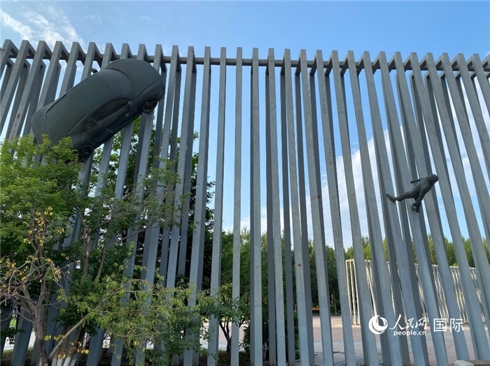 長(zhǎng)春國(guó)際汽車公園中的立體雕塑。人民網(wǎng) 宋歌攝