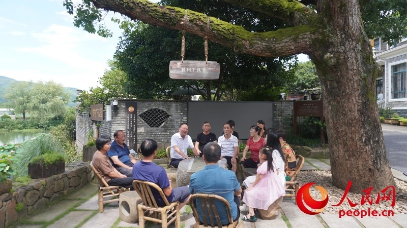 余杭區(qū)徑山鎮(zhèn)小古城村村民在“樟樹(shù)下議事”。人民網(wǎng)肖聰聰攝
