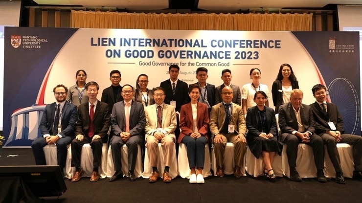 與會嘉賓和新書的編者及章節(jié)作者合影。新加坡南洋理工大學(xué)供圖