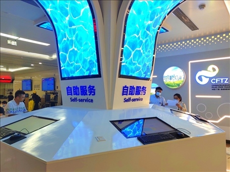 市民在中國（廣西）自由貿(mào)易區(qū)南寧片區(qū)綜合服務(wù)大廳辦理業(yè)務(wù)。人民網(wǎng) 付華周攝