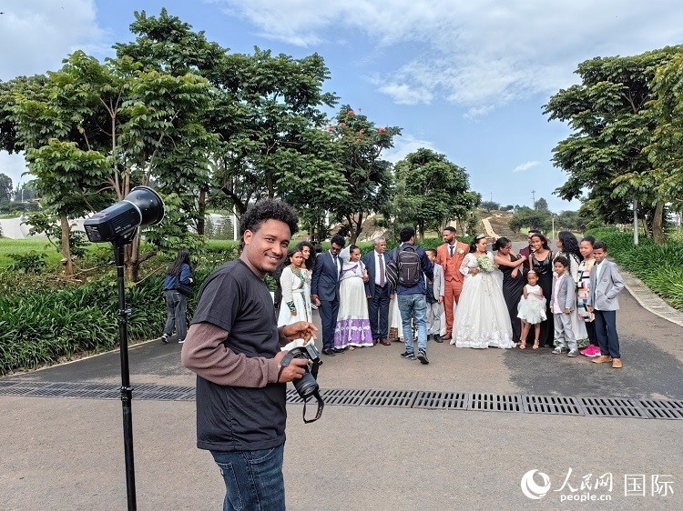 一對新人和親友在亞的斯亞貝巴友誼廣場合影。人民網(wǎng)記者 陳星星攝