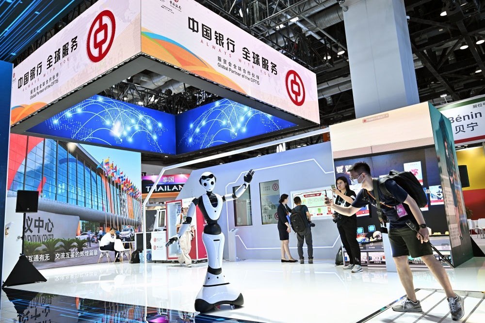 9月1日，媒體記者在國家會議中心中國銀行展臺拍攝一款迎賓接待機器人。新華社記者 李鑫 攝