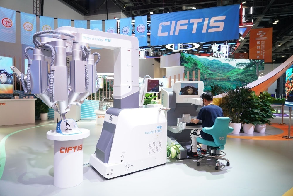 這是9月1日在國家會議中心拍攝的一款單孔腔鏡手術機器人。新華社記者 任超 攝