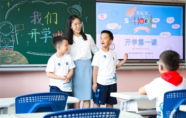 8月30日，雄安史家胡同小學(xué)學(xué)生體驗學(xué)校生活。