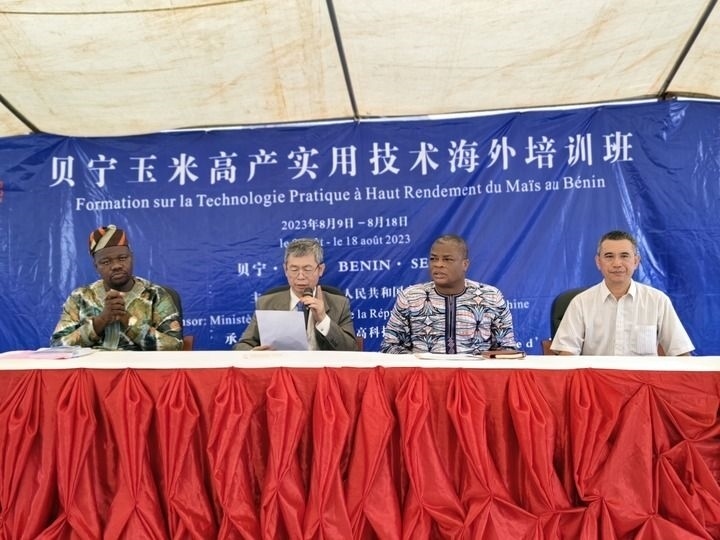 8月9日，2023年貝寧“玉米高產(chǎn)實(shí)用技術(shù)培訓(xùn)班”開班儀式在位于塞梅波吉市的中國援貝寧農(nóng)業(yè)技術(shù)示范中心舉行。