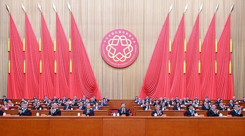 2023年8月31日，第十一次全國(guó)歸僑僑眷代表大會(huì)在北京人民大會(huì)堂開(kāi)幕。習(xí)近平等黨和國(guó)家領(lǐng)導(dǎo)人到會(huì)祝賀