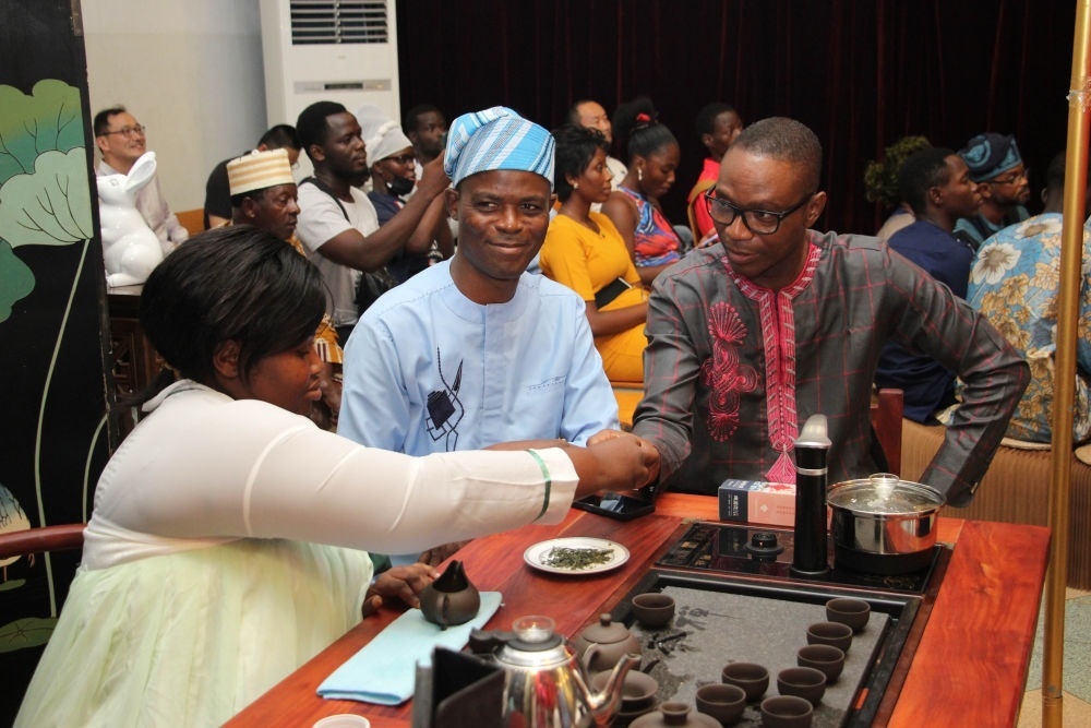 人們在貝寧科托努貝寧中國文化中心“茶和天下·雅集——青島有禮”文化交流活動上品茶。