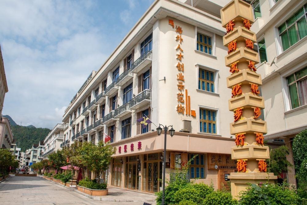 浙江溫州文成縣玉壺鎮(zhèn)是全國(guó)著名僑鄉(xiāng)。近年來(lái)，當(dāng)?shù)胤e極搭建平臺(tái)，吸引華僑回鄉(xiāng)創(chuàng)業(yè)。圖為該鎮(zhèn)的海外人才創(chuàng)業(yè)示范街