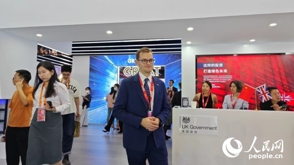 9月2日，英國館館長、英國商業(yè)貿(mào)易部市場推廣主管康鵬接受人民網(wǎng)記者采訪。人民網(wǎng)記者 趙雯博攝
